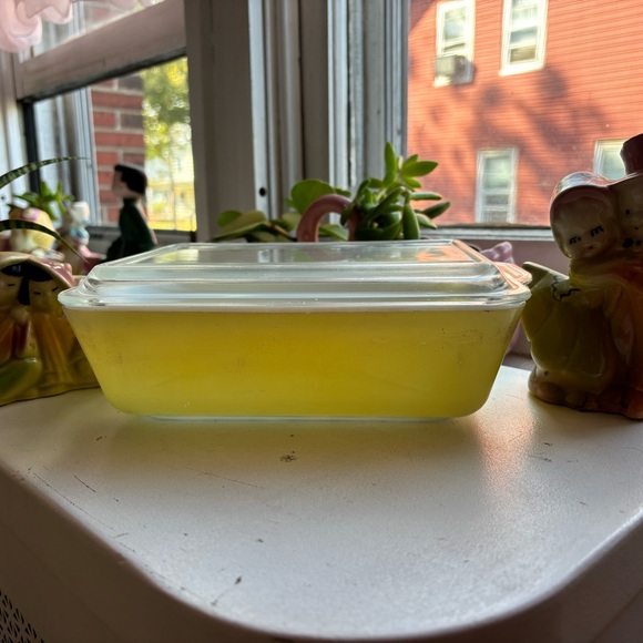 Vintage 503 Pyrex Yellow Refrigerator Dish 1.5 Quart with Ribbed Lid. - Picture 1 of 7